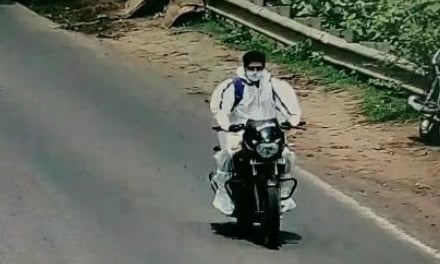 एंबुलेंस नहीं मिली, तो PPE किट पहन बाइक से अस्पताल पहुंचा कोरोना मरीज