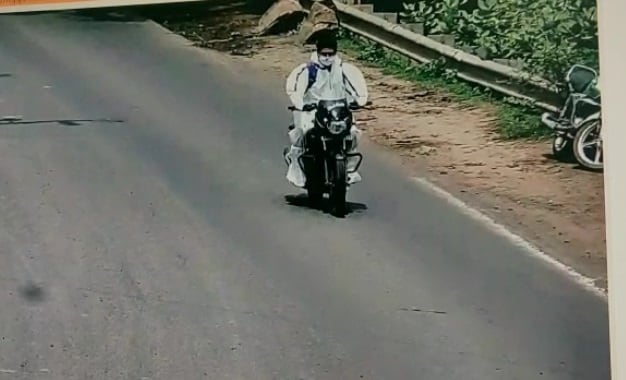 एंबुलेंस नहीं मिली, तो PPE किट पहन बाइक से अस्पताल पहुंचा कोरोना मरीज