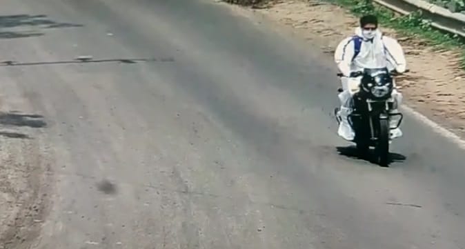 एंबुलेंस नहीं मिली, तो PPE किट पहन बाइक से अस्पताल पहुंचा कोरोना मरीज