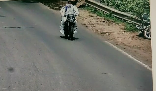 एंबुलेंस नहीं मिली, तो PPE किट पहन बाइक से अस्पताल पहुंचा कोरोना मरीज