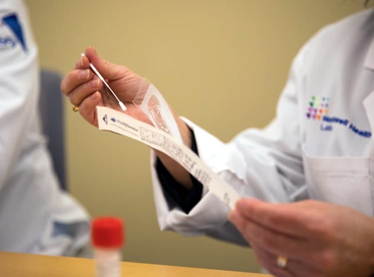 साजिश या खेल...बिना दवा के कोरोना मरीज जांच में पॉजिटिव से हो रहे निगेटिव