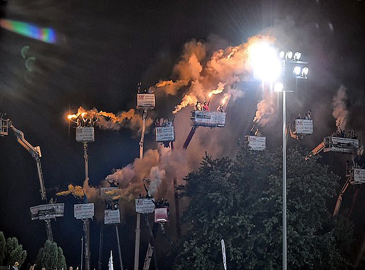 बाइक रेस देखने क्रेन लेकर आए लोग, सोशल डिस्टेंसिंग का अनोखा तरीका