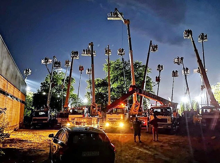 बाइक रेस देखने क्रेन लेकर आए लोग, सोशल डिस्टेंसिंग का अनोखा तरीका