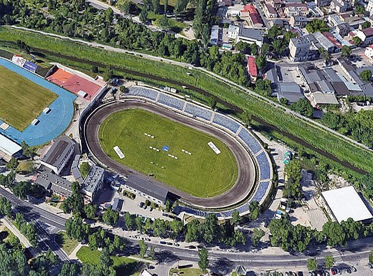 बाइक रेस देखने क्रेन लेकर आए लोग, सोशल डिस्टेंसिंग का अनोखा तरीका