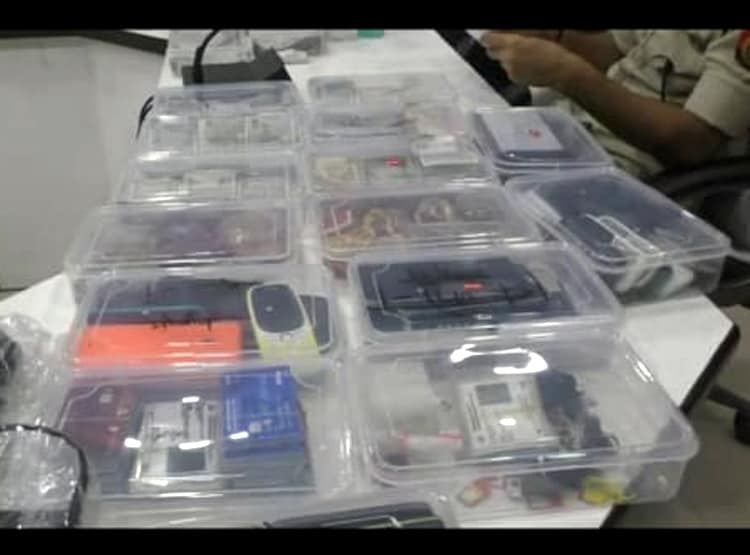 मर्सिडीज-BMW में घूमते थे साइबर ठग, गांव में बनाईं आलीशान कोठियां