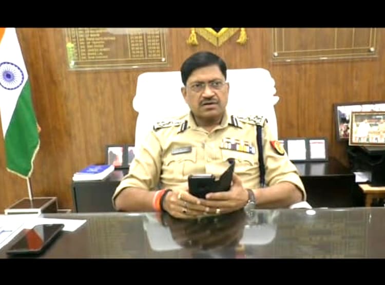 मर्सिडीज-BMW में घूमते थे साइबर ठग, गांव में बनाईं आलीशान कोठियां