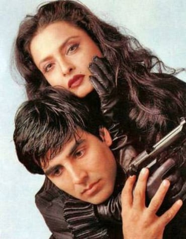 तब्बू-ईशान से पहले उम्र का फासला भूल, पर्दे पर इन सितारों ने किया रोमांस