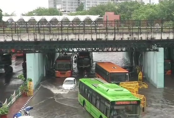 बारिश से डूबीं दिल्ली की सड़कें, मिंटो रोड पर बस की छत तक चढ़ा पानी