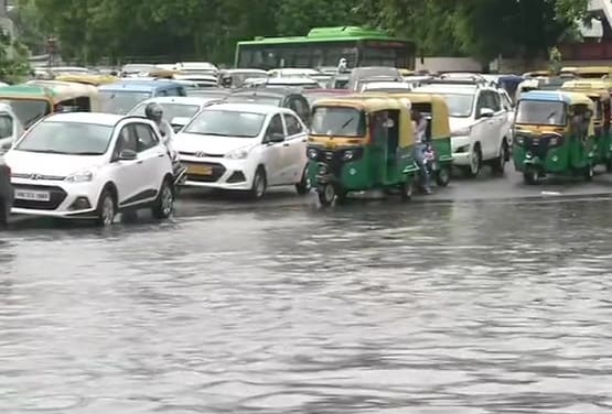बारिश से डूबीं दिल्ली की सड़कें, मिंटो रोड पर बस की छत तक चढ़ा पानी