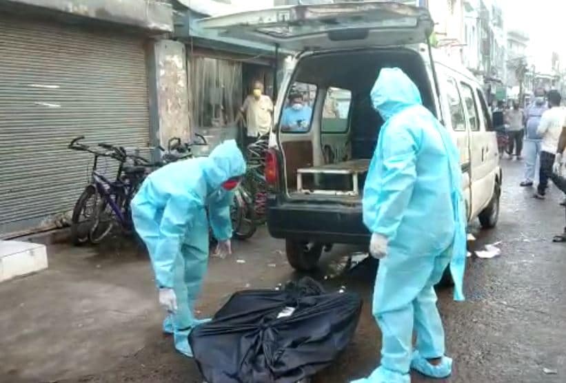 कोरोना की दर्दनाक तस्वीर, चौखट पर मर गया दवा लेने आया मरीज!