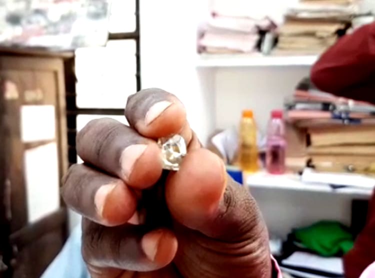 एक ठोकर में मिला 50 लाख का हीरा, रातोरात बदली मजदूर की किस्मत