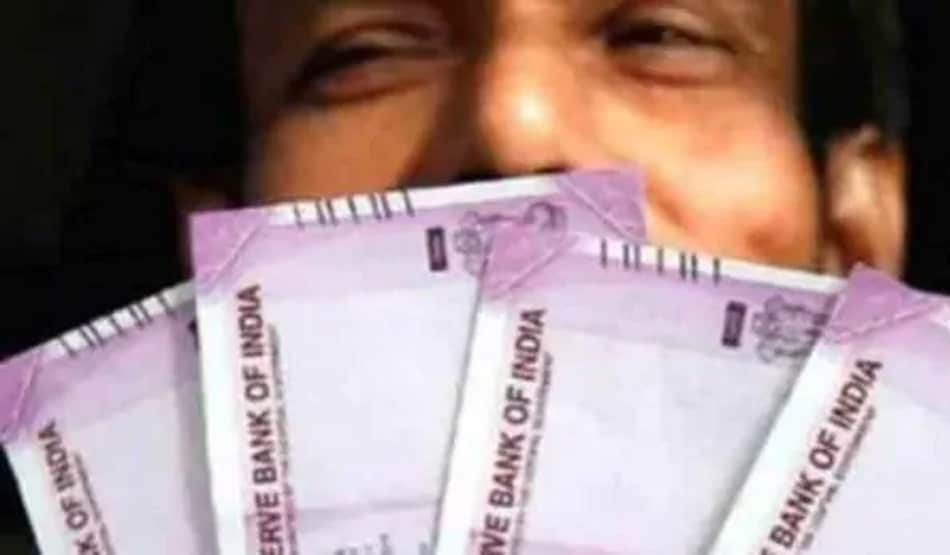 क्लर्क की एक गलती से हुआ मालामाल, लग गई 15 करोड़ की लॉटरी