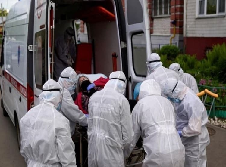 कोरोना पीड़ित मां गिन रही थी आखिरी सांस, बेटा रोज खिड़की से निहारता रहा