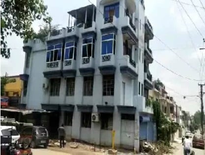 मालकिन की अर्थी देख चौथी मंजिल से कूदा पालतू कुत्ता, गई जान