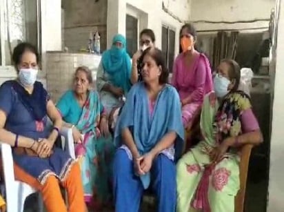 मालकिन की अर्थी देख चौथी मंजिल से कूदा पालतू कुत्ता, गई जान