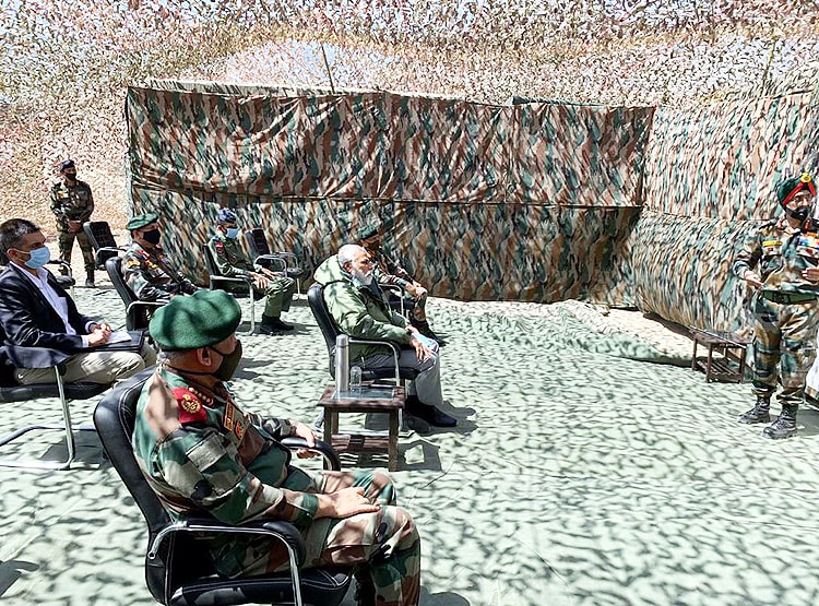 जवानों की हौसलाअफजाई के लिए नीमू फॉरवर्ड पोस्ट पहुंचे PM मोदी, देखें तस्वीरें