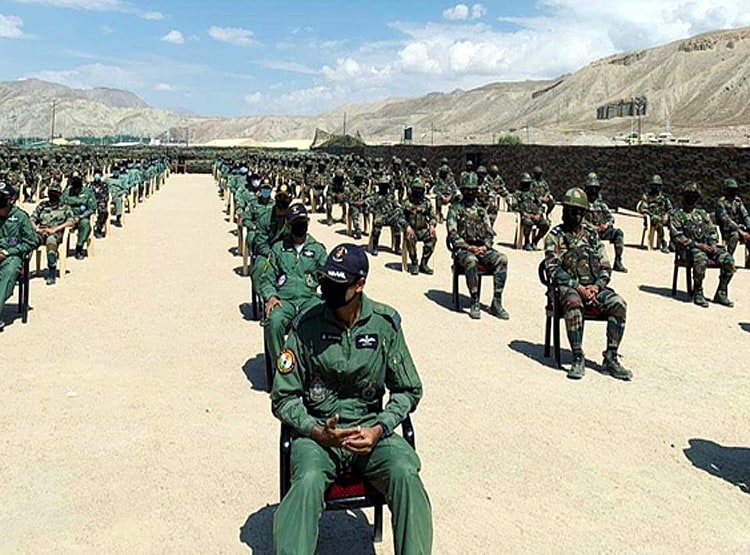 जवानों की हौसलाअफजाई के लिए नीमू फॉरवर्ड पोस्ट पहुंचे PM मोदी, देखें तस्वीरें