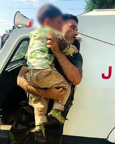 आतंकी बरसा रहे थे गोलियां, जवान ने बच्चे को बचाया, वायरल हो रही फोटो