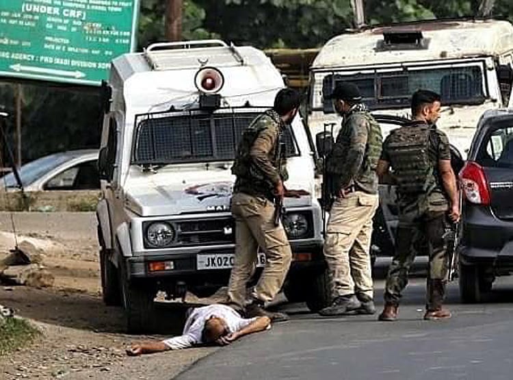 आतंकी बरसा रहे थे गोलियां, जवान ने बच्चे को बचाया, वायरल हो रही फोटो