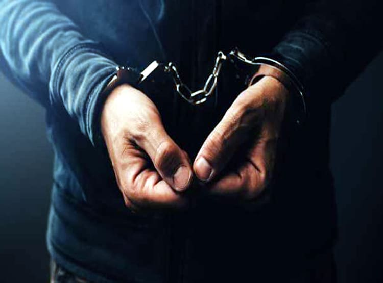 IAS बनकर थाने में पुलिस कॉन्स्टेबल को पीटा, निकला फर्जी अफसर