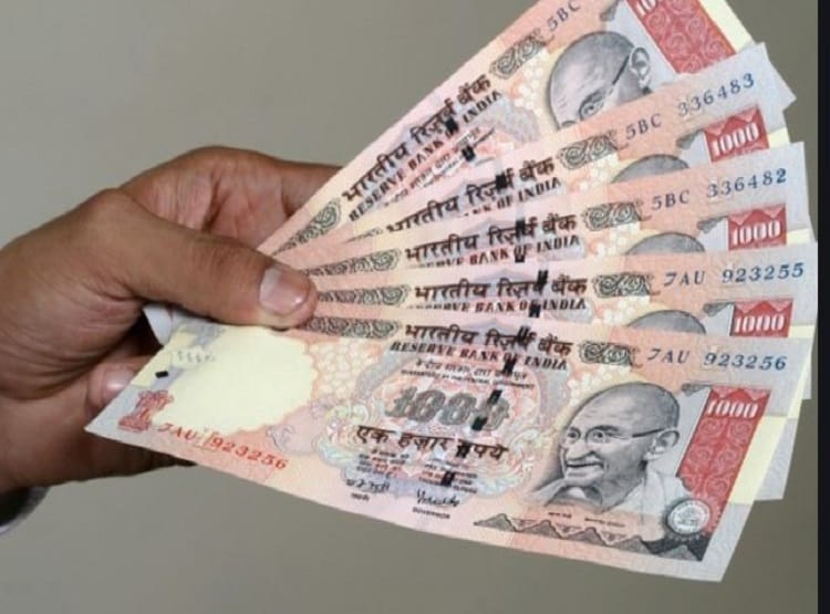 मैदान में अचानक उड़ने लगे 500 -1000 के पुराने नोट, पुलिस के भी उड़े होश