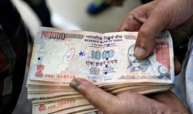 मैदान में अचानक उड़ने लगे 500 -1000 के पुराने नोट, पुलिस के भी उड़े होश