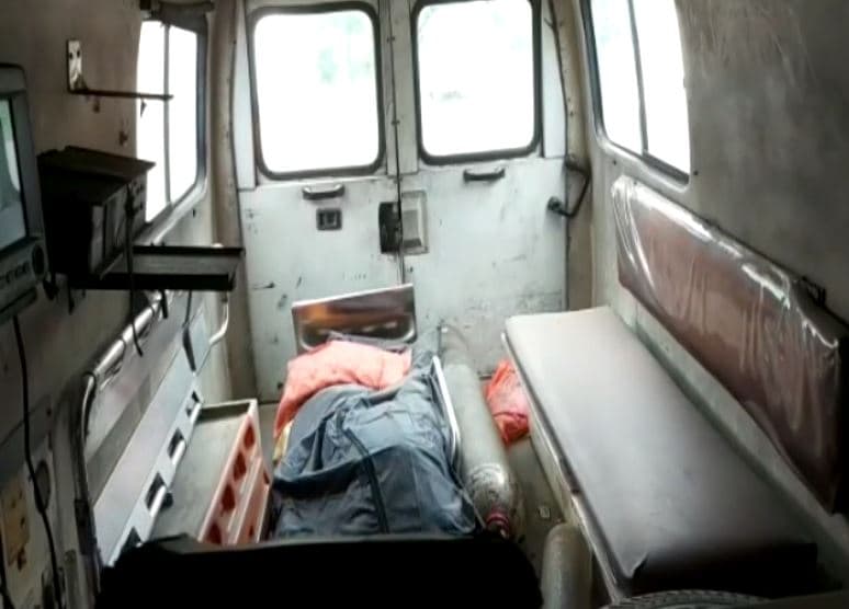 कोरोना की भयावह तस्वीर, परिवार ने ठुकराया, 24 घंटे एंबुलेंस में पड़ा रहा शव