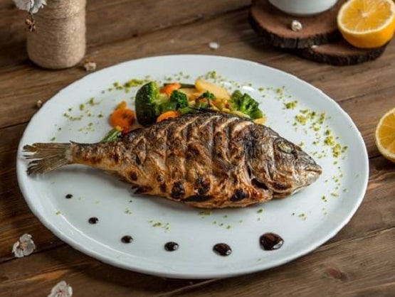 अधपकी मछली खाना शख्स को पड़ा भारी, लीवर में इल्ली ने दे दिए अंडे