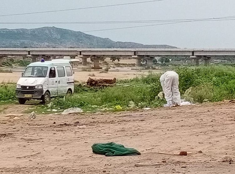 ऐसे कोरोना से लड़ेगा बिहार! नदी किनारे फेंके जा रहे मरीजों के शव बॉक्स