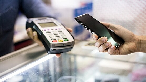 बच्चों की ऑनलाइन पढ़ाई चलती रहे इसलिए गाय बेचकर खरीदा स्मार्टफोन