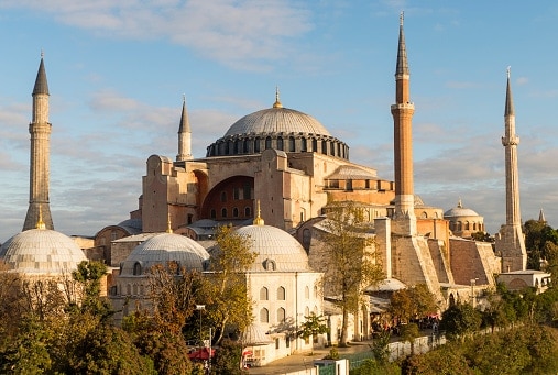 तुर्की सरकार ने हागिया सोफिया म्यूजियम को मस्जिद में बदला, उठे सवाल