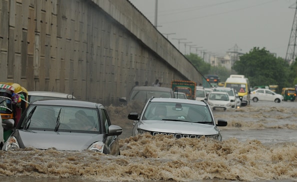 बारिश से डूबीं दिल्ली की सड़कें, मिंटो रोड पर बस की छत तक चढ़ा पानी