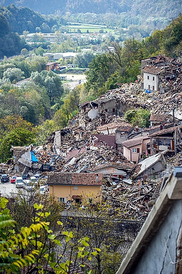 मुसीबतों का साल 2020- शुरू से ही सिर पर मंडरा रही हैं आफतें ही आफतें