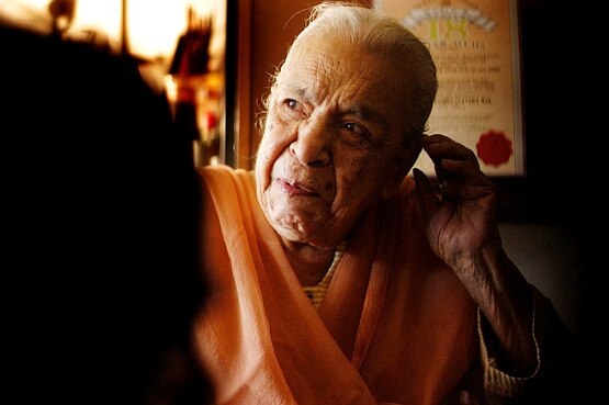 8 साल छोटे शख्स से हुआ प्यार, फिल्मी है बॉलीवुड की फेमस दादी की लव स्टोरी