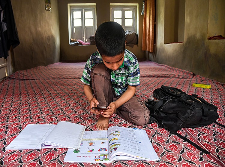 बच्चों की ऑनलाइन पढ़ाई चलती रहे इसलिए गाय बेचकर खरीदा स्मार्टफोन