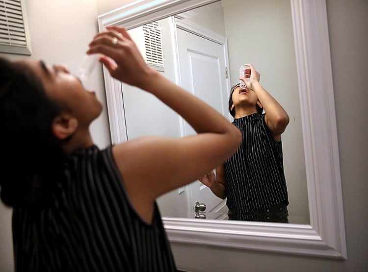 नमक पानी के गरारे से रुकेगा कोरोना? वैज्ञानिकों ने शुरू किया ट्रायल