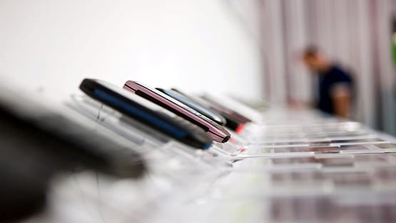 बच्चों की ऑनलाइन पढ़ाई चलती रहे इसलिए गाय बेचकर खरीदा स्मार्टफोन