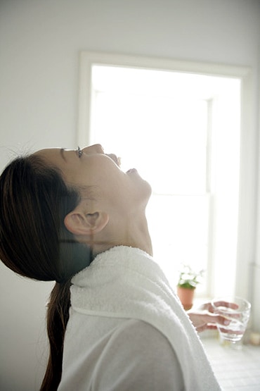 नमक पानी के गरारे से रुकेगा कोरोना? वैज्ञानिकों ने शुरू किया ट्रायल