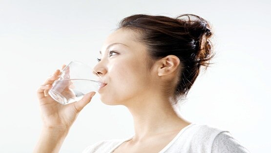 नमक पानी के गरारे से रुकेगा कोरोना? वैज्ञानिकों ने शुरू किया ट्रायल