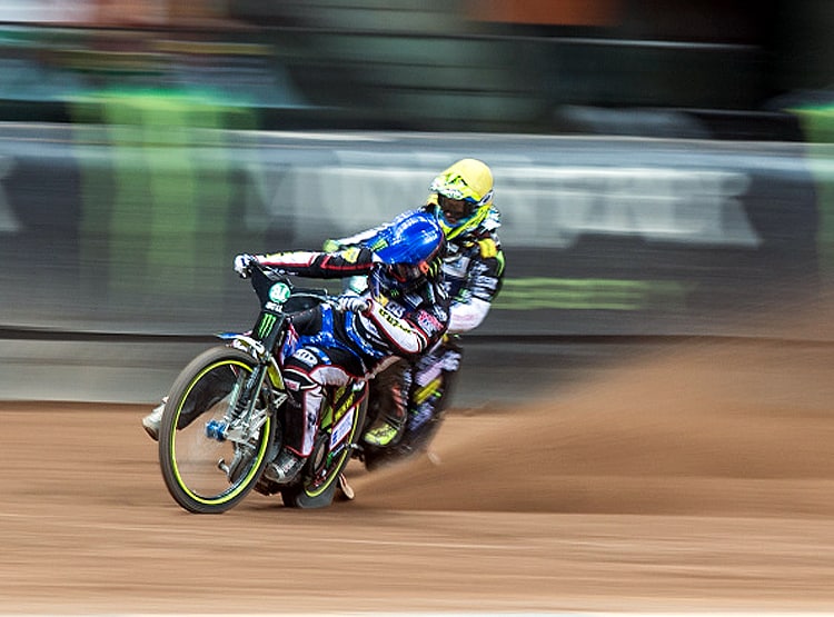 बाइक रेस देखने क्रेन लेकर आए लोग, सोशल डिस्टेंसिंग का अनोखा तरीका