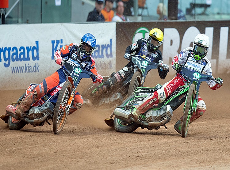 बाइक रेस देखने क्रेन लेकर आए लोग, सोशल डिस्टेंसिंग का अनोखा तरीका