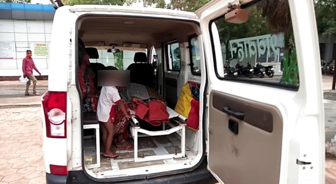 पत्नी के पास नहीं थे पर्ची बनवाने के पैसे, अस्पताल के बाहर पति ने तोड़ा दम