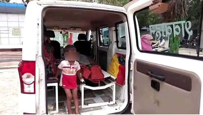 पत्नी के पास नहीं थे पर्ची बनवाने के पैसे, अस्पताल के बाहर पति ने तोड़ा दम