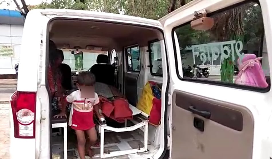 पत्नी के पास नहीं थे पर्ची बनवाने के पैसे, अस्पताल के बाहर पति ने तोड़ा दम