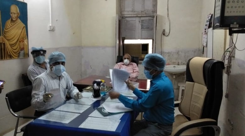 पत्नी के पास नहीं थे पर्ची बनवाने के पैसे, अस्पताल के बाहर पति ने तोड़ा दम