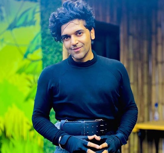 लॉकडाउन में इतना बदल गया गुरु रंधावा का लुक, शेयर की ट्रांसफॉर्मेशन फोटोज