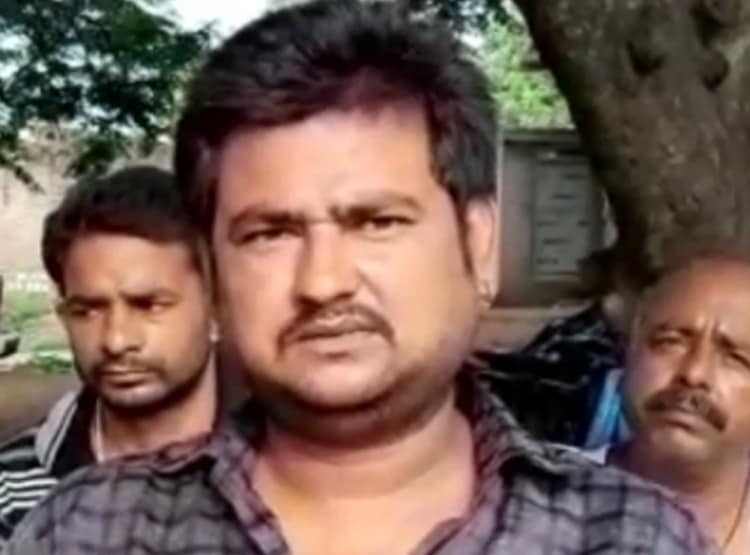 शिकायत पर CM हेल्पलाइन का जवाब- छाती में गाड़ देना चाहिए हैंडपंप