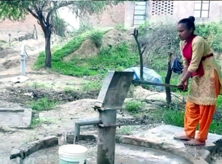 शिकायत पर CM हेल्पलाइन का जवाब- छाती में गाड़ देना चाहिए हैंडपंप