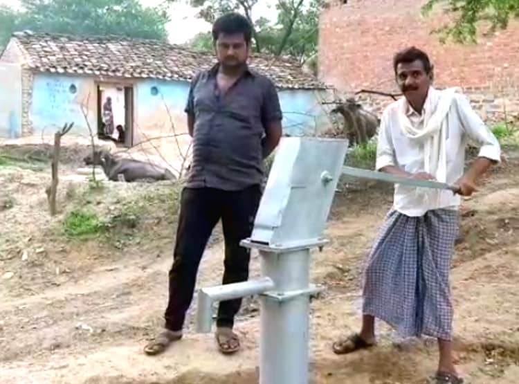 शिकायत पर CM हेल्पलाइन का जवाब- छाती में गाड़ देना चाहिए हैंडपंप