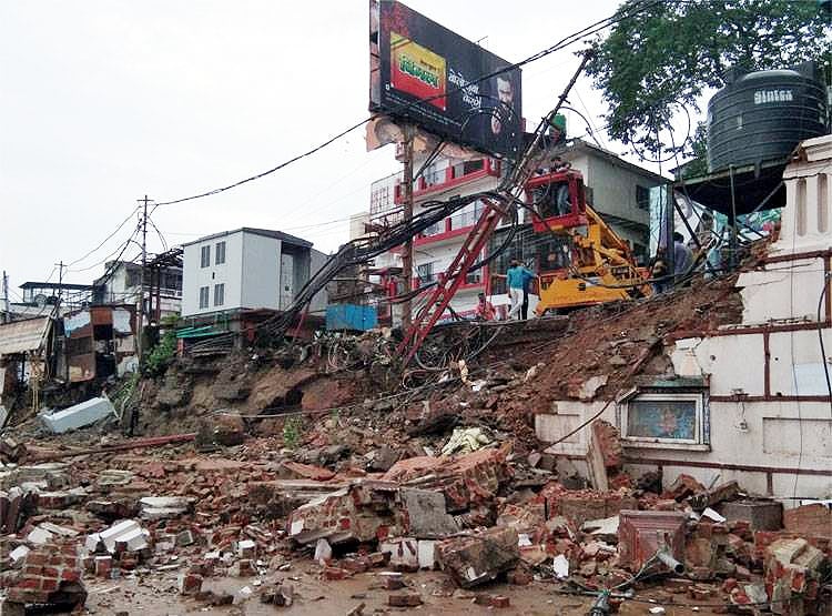 देवभूमि पर आसमानी आफतः हर की पौड़ी पर गिरी बिजली, देखिए तस्वीरें...